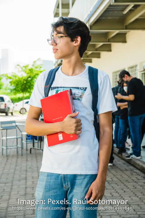 estudiante universitario con cuadernos en el brazo, crédito imagen: Pexels